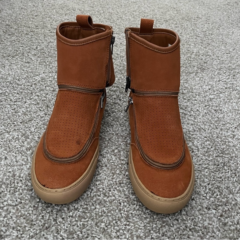 FINI Leather Sneakers with Adjustable top size 6